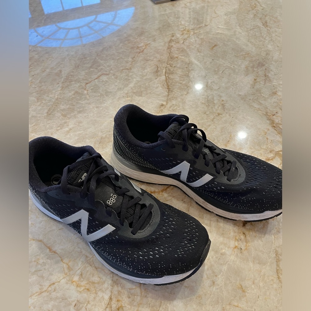 New Balance Mens 10.5 - 880 style black and white good used condition, SFPF